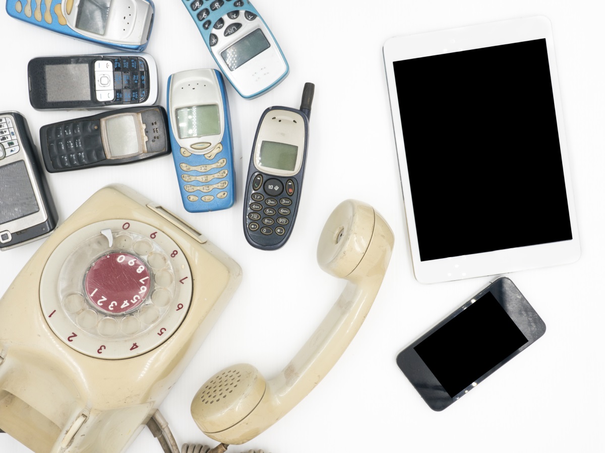 3. Стари телефони и друга техника, която вече не ползвате. Не е нужно да държите стария си мобилен телефон в нощното шкафче, както и лаптопът отпреди шест години и стария будилник. Този безпорядък в шкафчето до леглото ви е напълно излишен.