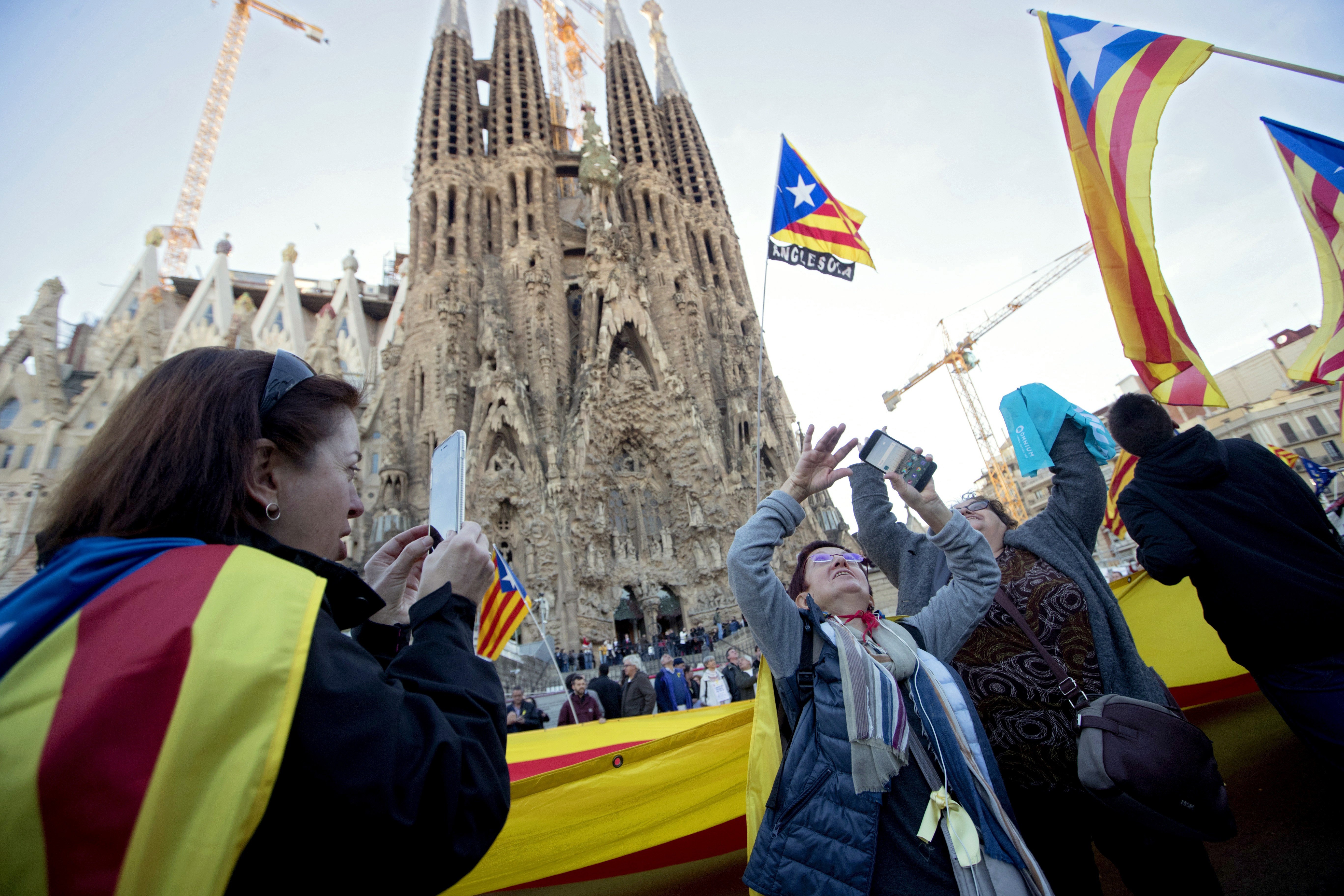 Хиляди излязоха на протест в подкрепа на освобождането на лишените от свобода каталунските лидери в Барселона.