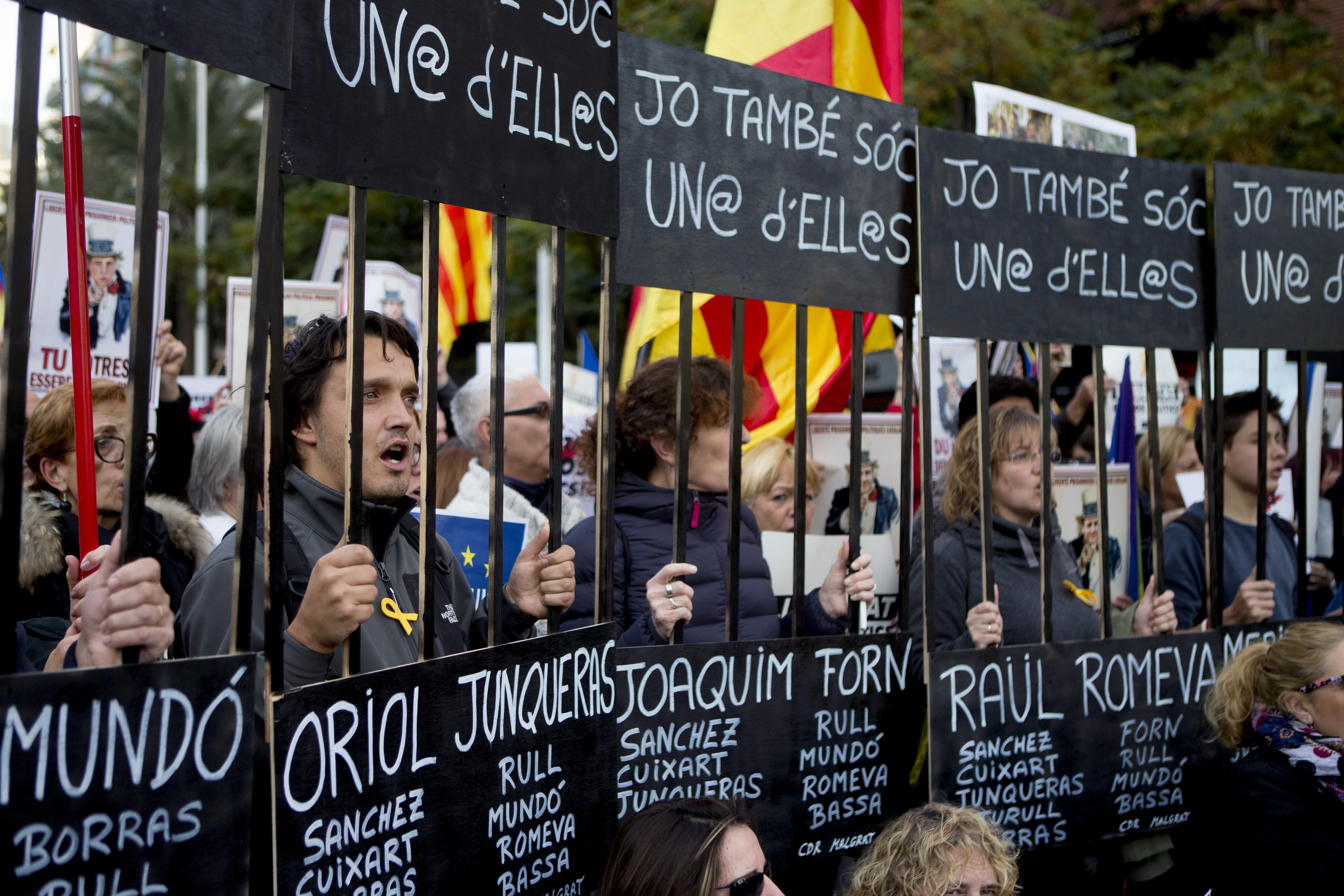 Междувременно отстраненият каталунският президент Карлес Пучдемон и петима министри трябва да се явят пред белгийски съд следващата седмица във връзка с издадена от Испания международна заповед за ареста им.