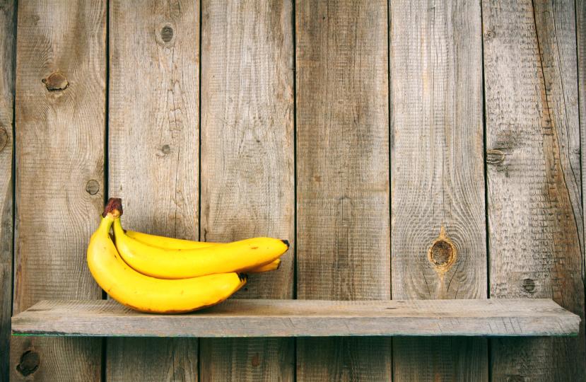 <p>Анемия</p>

<p>Колкото и странно да звучи, бананите помагат при анемия. В тях се съдържат огромни количества желязо, които се борят както с коварното заболяване, така и със сухата кожа, косопадът, чупливите нокти, като в същото време стимулира защитните функции на организма.</p>
