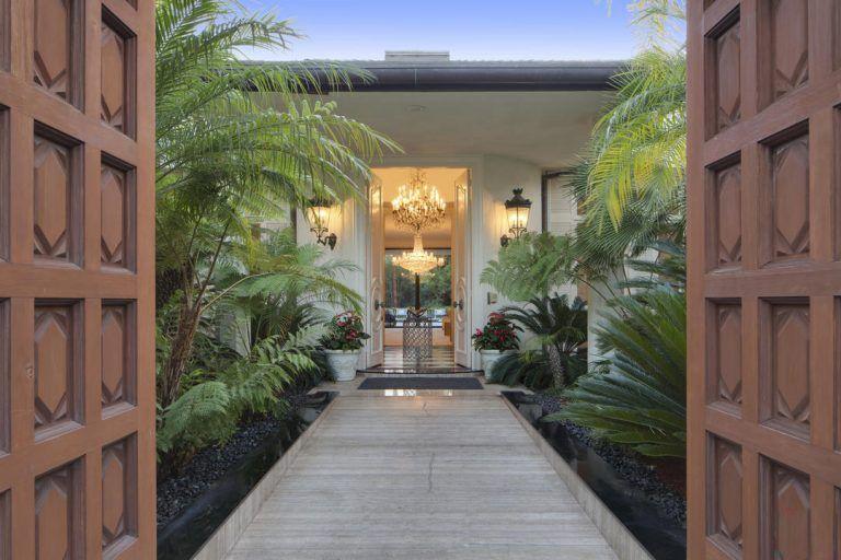 <p>Домът на Адам Левин и Бехати Принслу</p>

<p>Цена: 18&nbsp;милиона долара</p>

<p>Локация: Холмби Хилс, Лос Анджелис, Калифорния</p>
