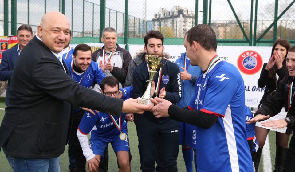 Министър Кралев връчи купата на шампионите в благотворителен футболен турнир1