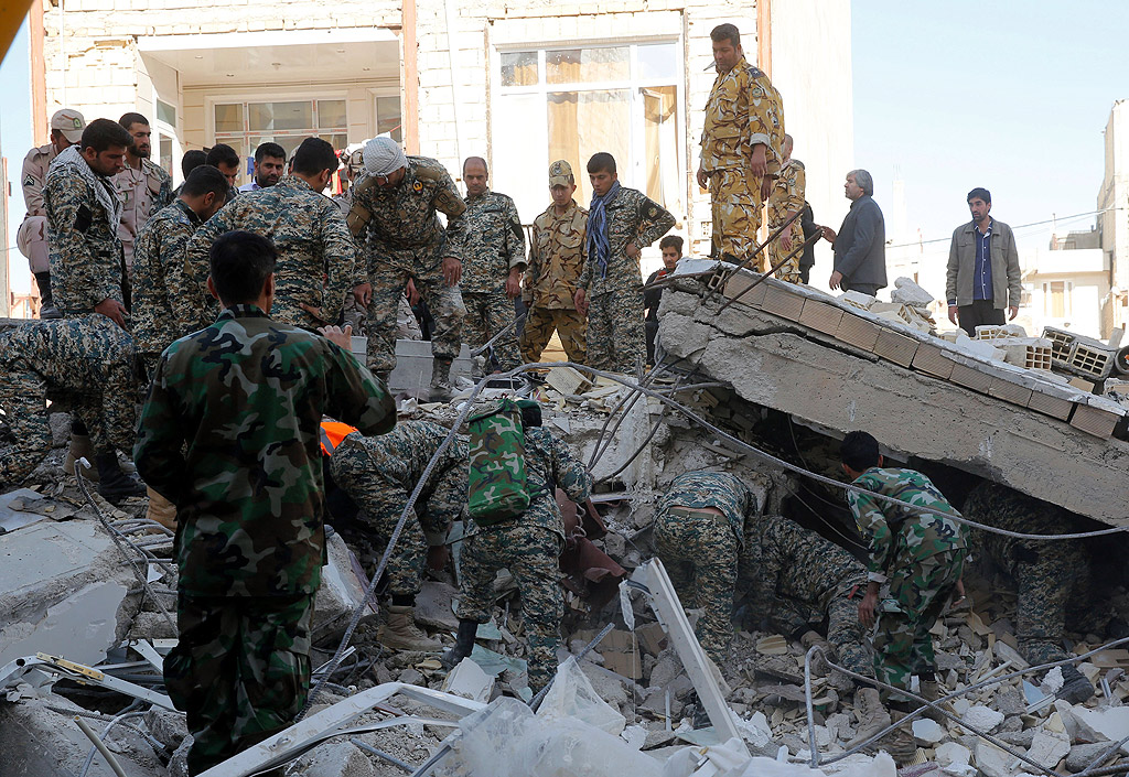 Над 300 души са загинали, а над 1600 са ранени след мощно земетресение на границата между Ирак и Иран. Силата на труса е била 7,3 по скалата на Рихтер.
Епицентърът на е бил в планински район на Иракски Кюрдистан – на 200 километра от Багдад и на 400 от Техеран.
