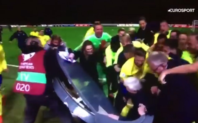 Футболистите на Швеция не успяха да сдържат емоциите си след