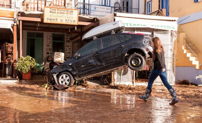Потоп в Гърция, жертви и изчезнали, пътища кални реки