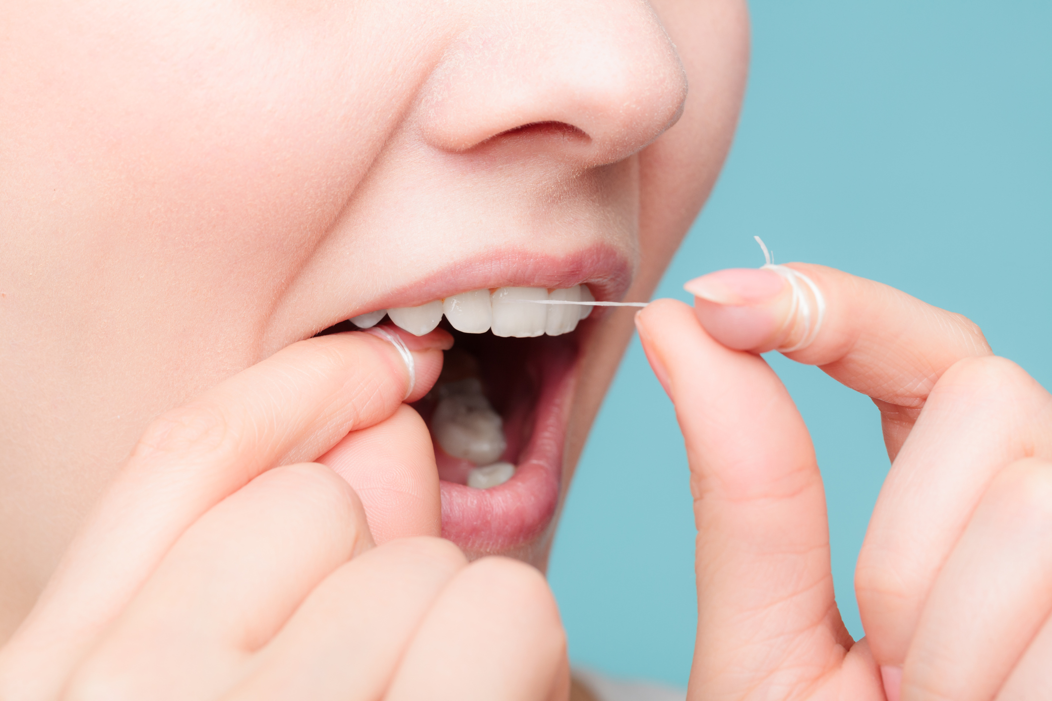 Почиствайте зъбите си с конци. Те премахват много по-добре бактериите, както и храна, които с четката не можете.