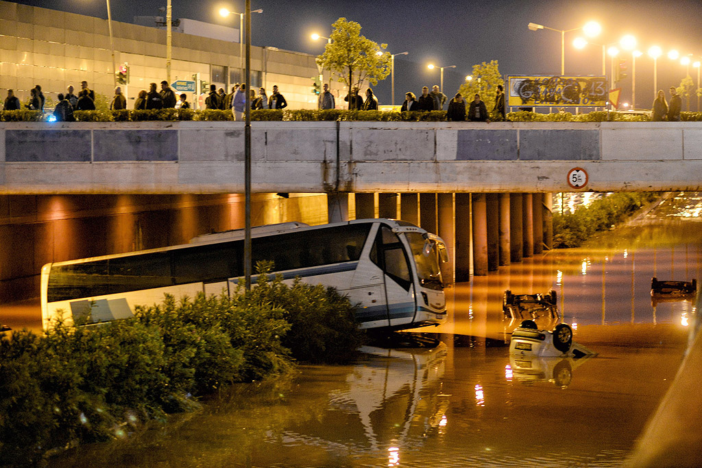 Наводненията, причинени от поройни дъждове, убиха поне 15 души и причиниха сериозни разрушения в Централна Гърция. 37 души са постъпили в болница, а много други се водят изчезнали, съобщава Би Би Си