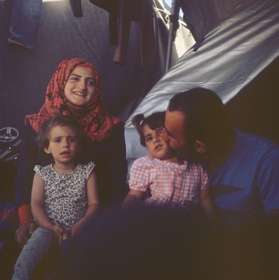 Мигрантско семейство в гръцкия бежански лагер до Идомени. Фотографката Беатрис Бочева заснема серия в лагера на средноформатен филм