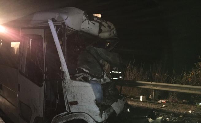 Бус и камион катастрофираха край Микре, девет жертви