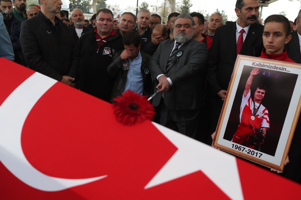 Джамията Фатих, голямата представителна мюсюлманска обител на Истанбул днес преля от хора, дошли за участие в погребалния обряд на трикратния олимпийски и световен шампион Наим Сюлейманоглу, който почина вчера на 50-годишна възраст.