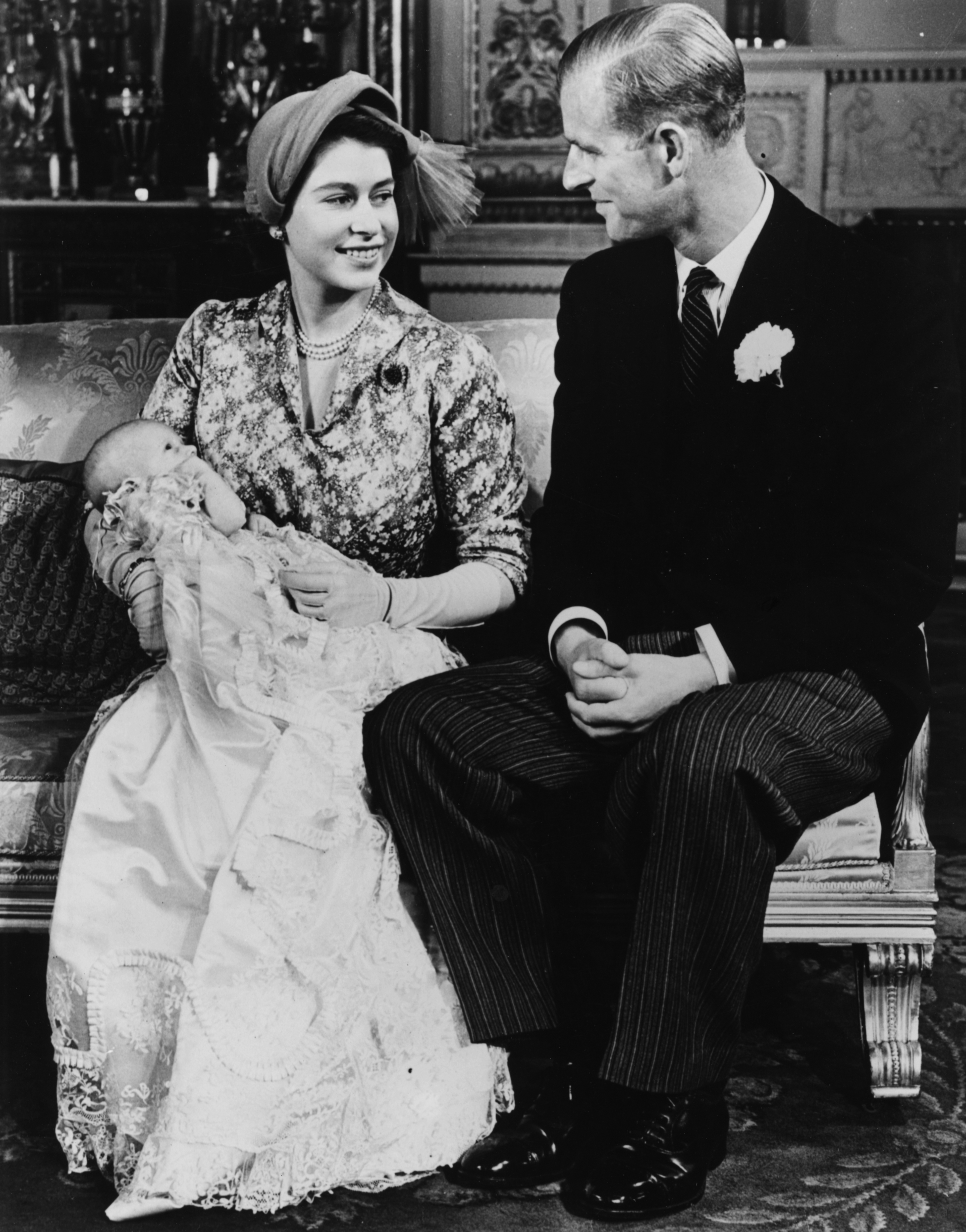 Британската кралица Елизабет II и съпругът й - Единбургският херцог Филип отбелязаха платинена годишнина – 70 години от сватбата си.Никой от предшествениците на сегашната кралица на британския престол не е отбелязвал толкова голяма годишнина от семейния си съюз.Още през октомври Бъкингамският дворец даде да се разбере, че не се предвиждат никакви публични тържества по повод годишнината.91-годишната Елизабет и 96-годишният Филип останаха в замъка Уиндзор.