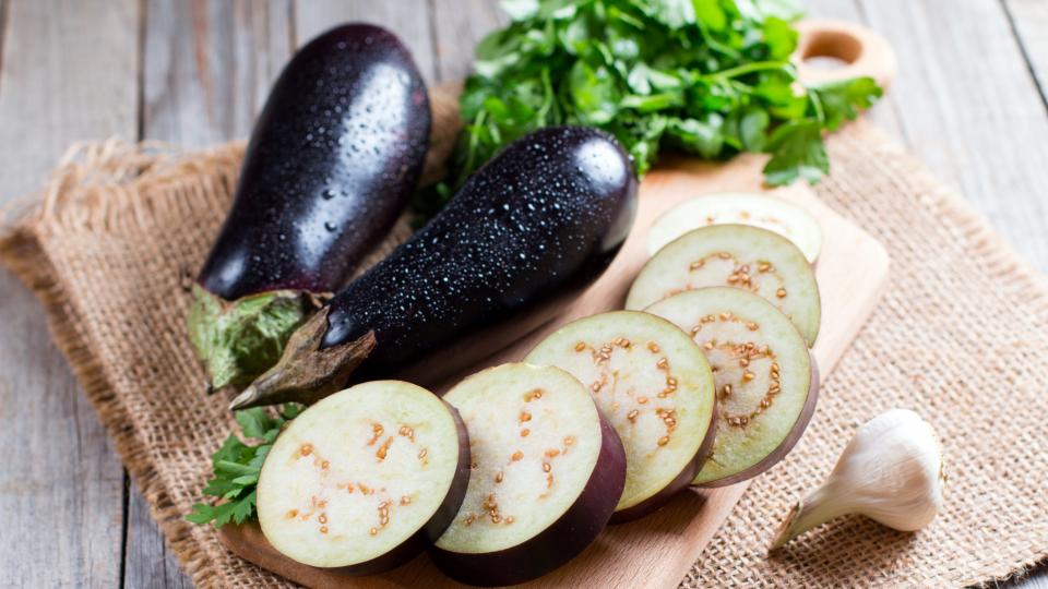 Патладжанът е сред най-обичаните сезонни зеленчуци, който може да бъдем