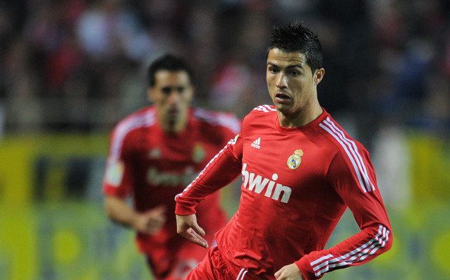 Реал Мадрид отново ще облече червени екипи през сезон 2018