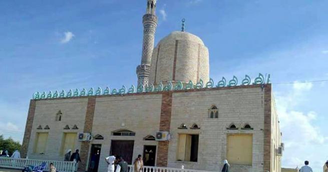 Поне 50 богомолци загинаха при нападение срещу препълнена джамия в