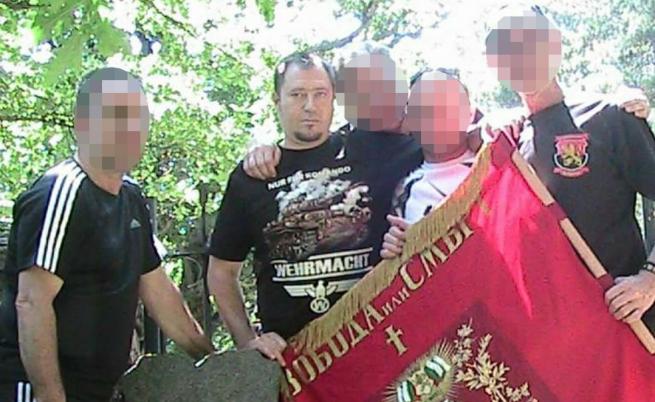 Петър Харалампиев на гроба на Тодор Александров с други националисти. Носи тениска с надпис Wehrmacht - армията на Хитлер