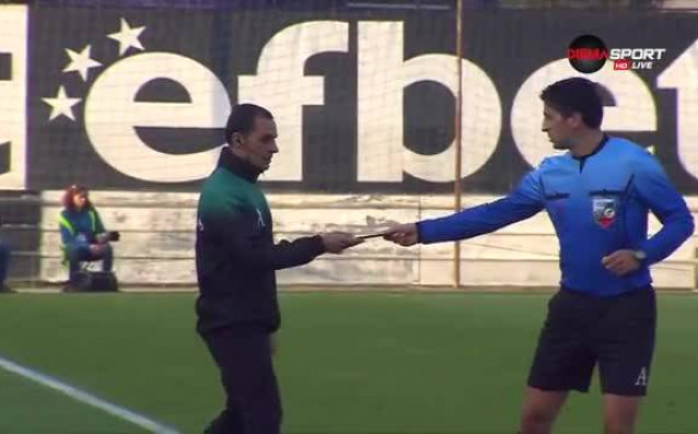 Мобилен телефон полетя към терена на стадион Локомотив в Пловдив