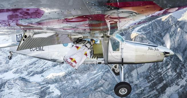 Двама френски екстремни спортисти успяха да влязат в самолет по