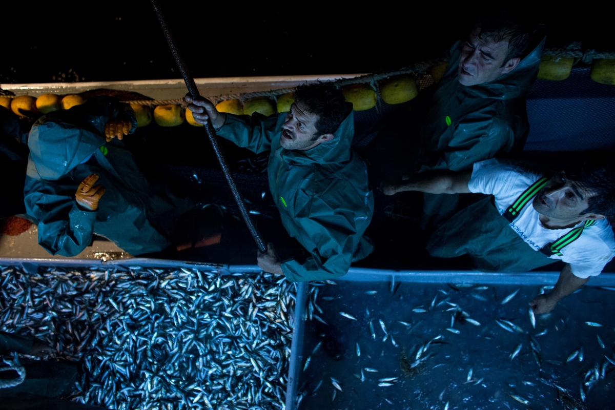 Рибарската професия е сред най-опасните. Бурите в открито море редовно застрашават живота на работещите в бранша.