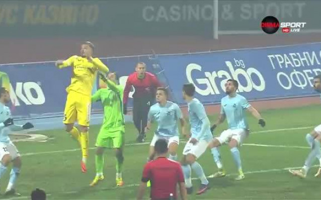 Централният нападател на Левски Жуниор Мапуку отбеляза първо попадение от