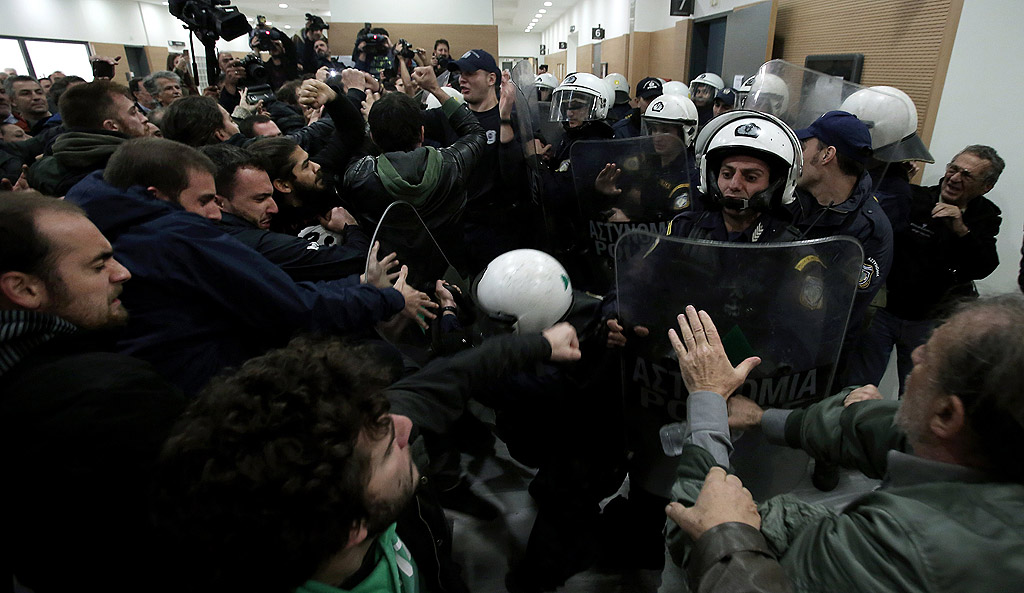 Гръцката полиция използва сълзотворен газ, за да отблъсне десетките демонстранти, съобщи Асошиейтед прес.