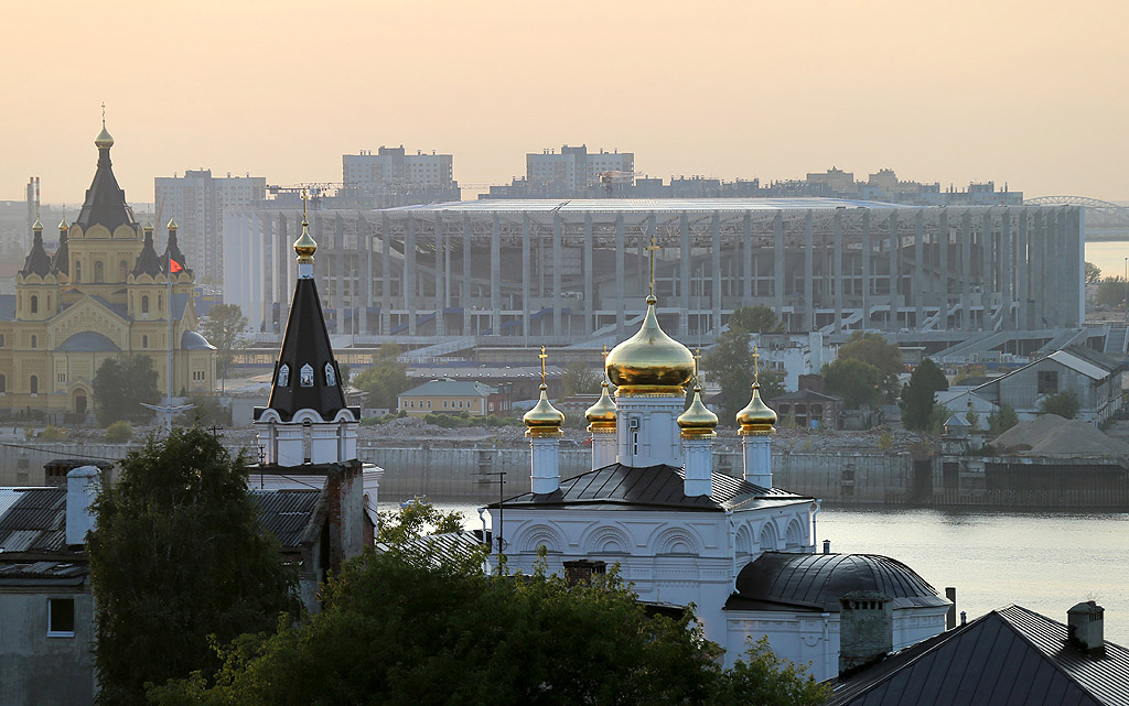 Нижни Новгород е разположен е при вливането на река Ока във Волга. Населението на града през 2011 година е 1 255 159 души, което го нарежда на 5-то място в страната.