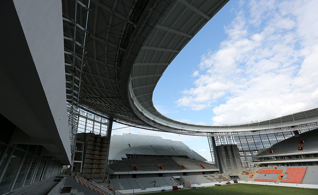 Централен стадион, Екатеринбург. Тъй като, според изискванията на ФИФА, този стадион беше твърде малък, съоръжението беше реконструирано - построена беше временна трибуна за допълнителни 12 000 зрители, с което капацитетът на "Централен стадион" достигна 35 000 седящи места. След турнира тази трибуна ще бъде демонтирана.