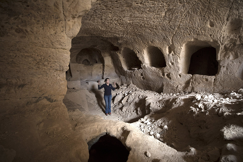 Археолозите са открили и многобройни подземни помещения, които може да се били използвани за каменоломна и за ритуални бани, маслени преси и за развъждане на гълъби.