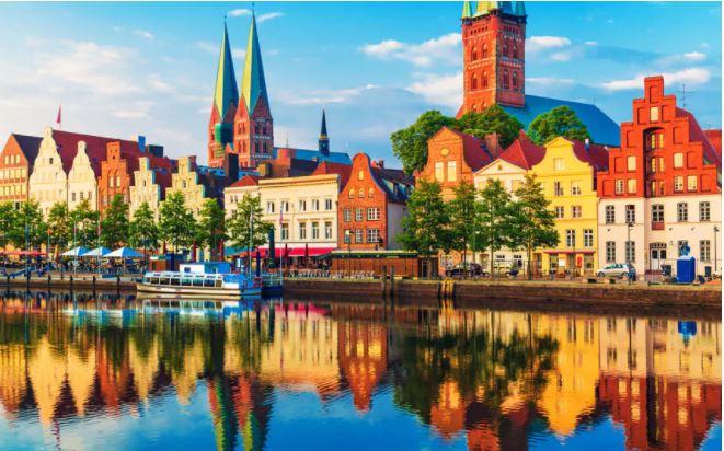 <p><strong>Любек, Германия</strong></p>

<p>Наричан Венеция на Балтийско море, градът е включен в списъка на ЮНЕСКО за световно историческо наследство.</p>

<p>Градът е компактен, защото се намира на остров в река Траве. Ще се радвате на готически църкви, спокойни площади и средновековни сгради.</p>