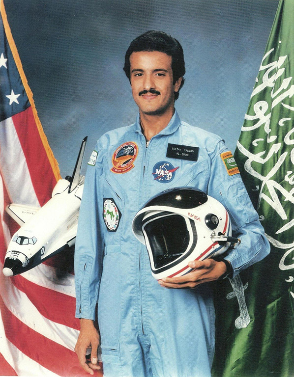 Принц Султан е първият и единствен мюсюлманин летял в космоса / негова снимка като космонавт, която подарява на Цар Симеон