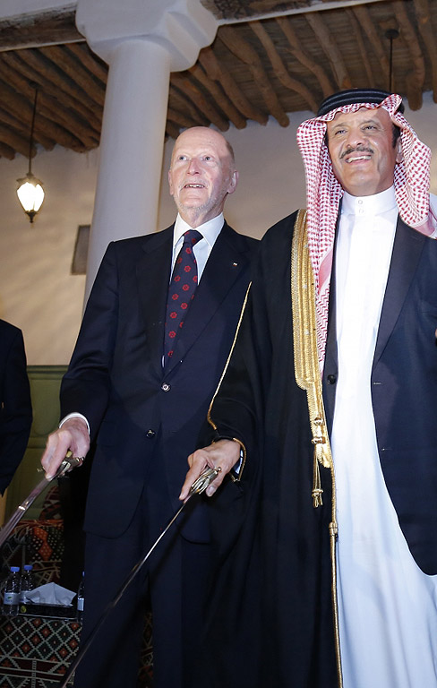 От 28-ми до 30-ти ноември 2017 г. Симеон Сакскобургготски посети Кралство Саудитска Арабия с българска правителствена делегация, начело с министър-председателя Бойко Борисов. В рамките на визитата те се срещнаха с Пазителя на двете Светини Негово Кралско Величество Салман бин Абдулазиз ал-Сауд. Българското царското семейство има дългогодишни добри отношения със Саудитската кралска фамилия още от времето на крал Фейсал. Вечерта, след официалната вечеря Симеон Сакскобургготски и Бойко Борисов се включиха в изпълнението на арабския танц със саби арда, който според традицията е знак на уважение и приятелско отношение. В танца участва и принц Султан бин Салман бин Абдулазис Ал-Сауд. През първата вечер от посещението на делегацията Негово Величество беше поканен на частна вечеря в имението на Принц Султан, заедно с някои от принцовете и други приятели на Царя, дошли специално да го поздравят.