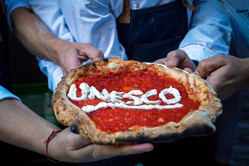 ЮНЕСКО подчертава, че е издигнала кандидатурата на пицата за включване в списъка на нематериалното културно наследство, защото по този начин иска да съхрани ястието като част от културните и гастрономически традиции на страната.