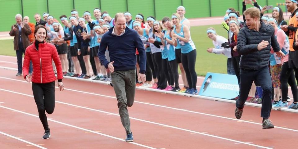 <p>Прин Уилям, Кейт и принц Хари се надбягват в&nbsp;<strong>50-метров спринт в олимпийския парк &quot;Кралица Елизабет&quot;</strong>, в подкрепа на кампания за психично здраве.&nbsp;</p>

<p>Повече прочетете тук&nbsp;►►►&nbsp;<u><strong><a href="https://www.edna.bg/izvestni/kejt-uiliam-i-hari-v-lud-sprint-4646989" target="_blank">Кейт, Уилям и Хари в луд спринт!</a></strong></u></p>