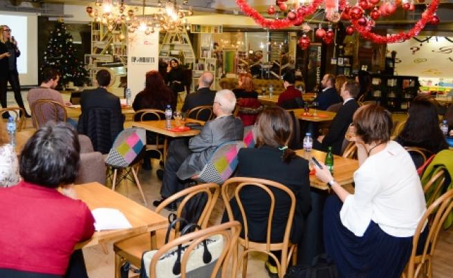  София Брейтхолц по време на лекция. 