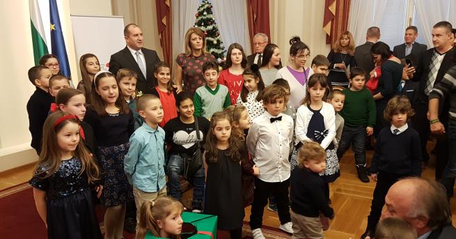 Деца подпомогнати от Българската Коледа украсиха елха заедно с президента