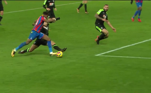 В истинско голово шоу от 16 ия кръг на Премиършип Кристъл