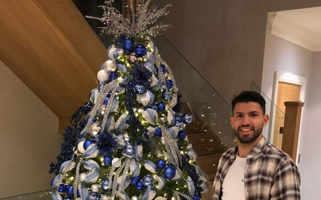 Голямата звезда на Манчестър Сити Серхио Агуеро показа коледната елха