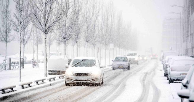 Обилни снеговалежи затвориха училища и нарушиха транспорта в Холандия Франция