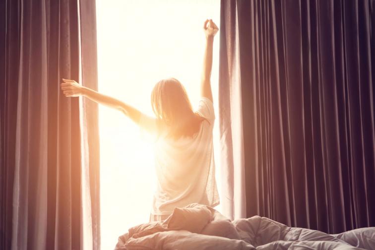  Ярката светлина заран рестартира биологичния ни часовник. За да поддържате графика си за сън постоянен и да се чувствате по-свежи заран, учените предлагат да си осигурявате ярка светлина незабавно щом се разсъните. 