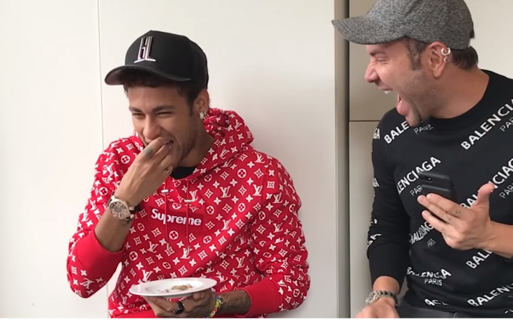 Гадост! Неймар яде червеи за наказание