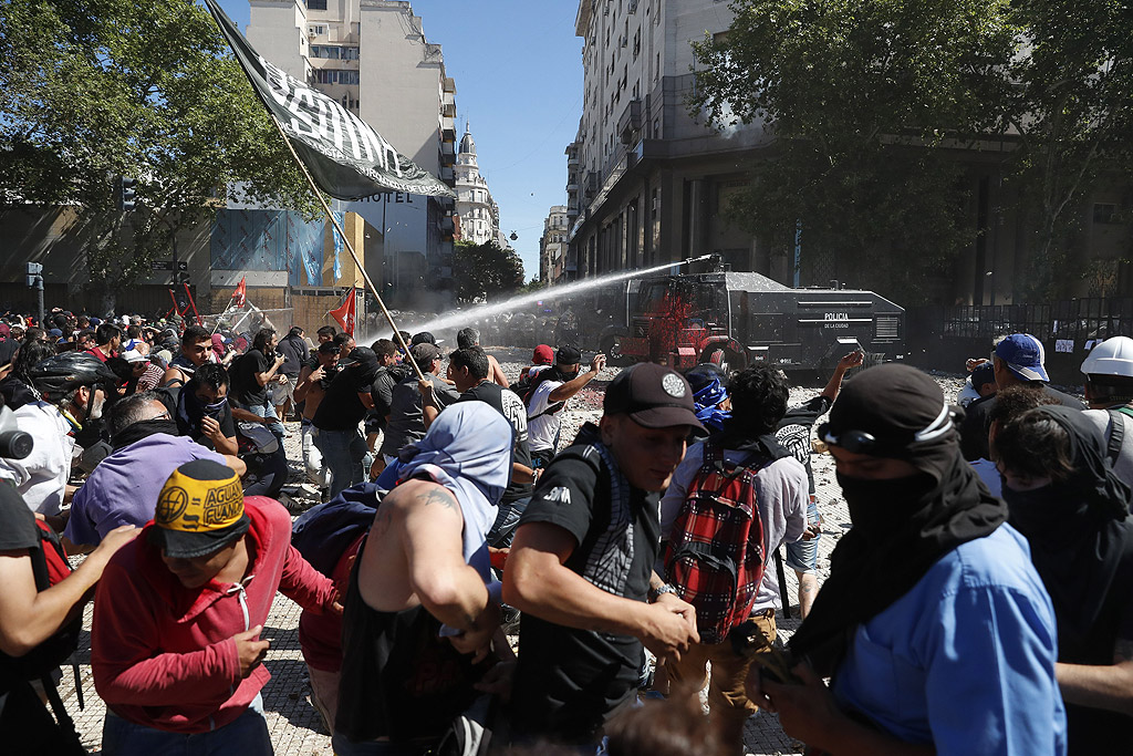 Броят на пострадалите от сблъсъците между полицията и протестиращите в Аржентина достигна 162 души. 81 са пък арестуваните. Това съобщи в понеделник местният вестник "Тодо нотисиас", който следи развоя на демонстрациите в страна.