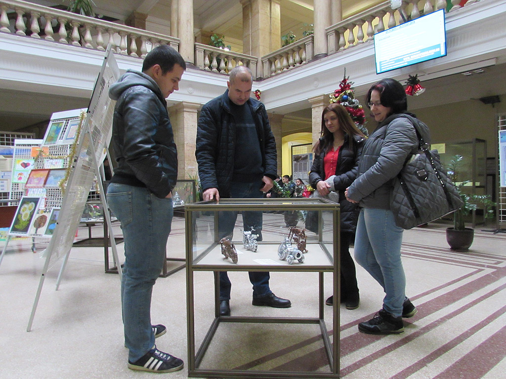 Студенти от Русенския университет направиха нестандартна изложба, в която представят миниатюрни фигурки, изработени от стари авточасти. В любопитната експозиция са се включили не само младежи, но и дами, които имат свой поглед към приложението на ненужния метал