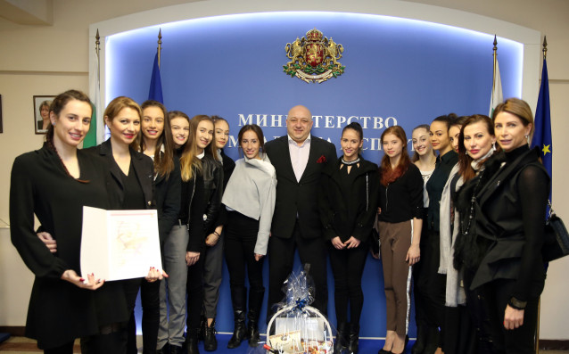 Министърът на младежта и спорта Красен Кралев получи коледна кошница