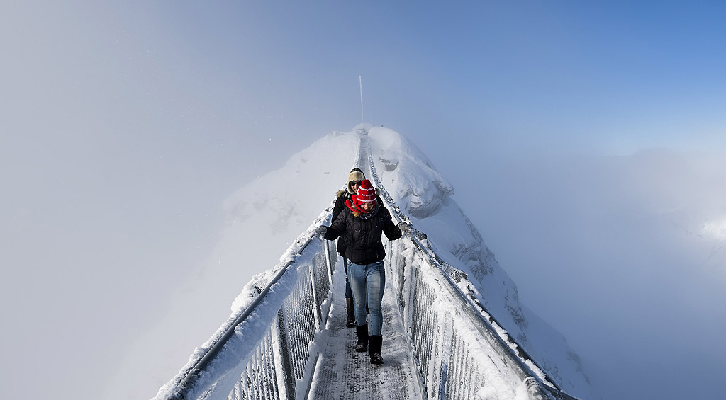 Мостът Peak Walk свързва върховете Вю Пойнт и Се Руж в ледниковата ски зона Glacier 3000 в Швейцарските Алпи.