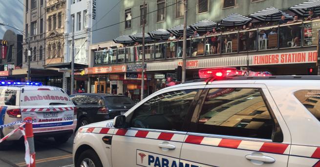 Автомобил се вряза в група пешеходци близо до гара Флиндър