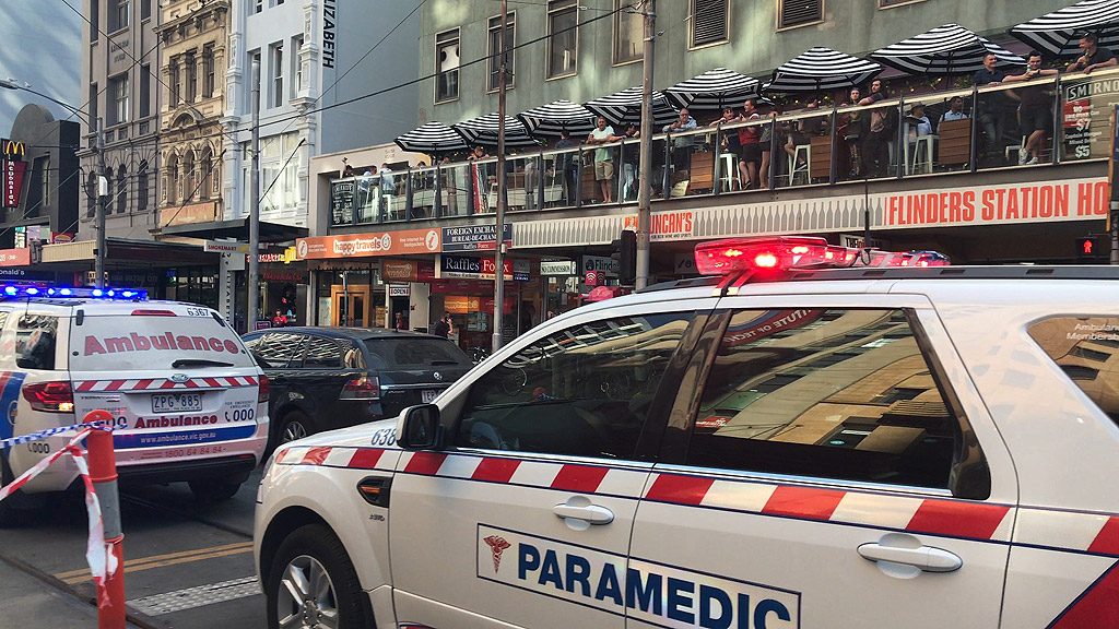 Автомобил се вряза в група пешеходци близо до гара „Флиндър стрийт” в австралийския град Мелбърн. По първоначални данни са ранени поне 15 души, сред които и малко дете. То е с тежка травма на главата.