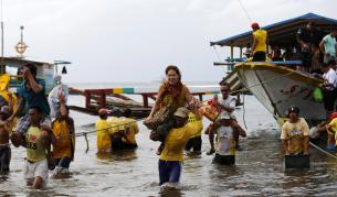 Общо 166 души бяха спасени от рибари и кораби на бреговата охрана.