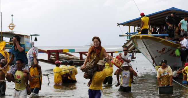 Пътнически ферибот с 258 души на борда потъна край бреговете на Филипините Жертвите