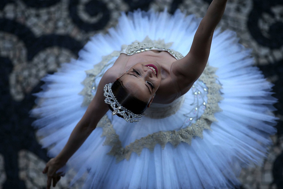 Бразилската танцьорка Дебора Рибейро изпълнява танц в знак на протест срещу ниските заплати на служителите в Общинския театър на Рио де Жанейро.