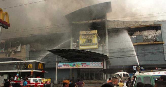 Най малко 37 филипинци загинаха при пожар в търговски център