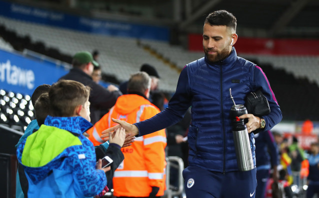 Защитникът на Манчестър Сити Николас Отаменди е подписал нов контракт